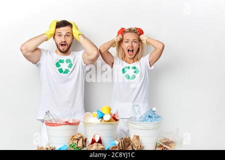 la famiglia nervosa sta essendo in panik, si preoccupa di problema ecologico, concetto di disastro. studio shot, isolato sfondo bianco, espressione di facila Foto Stock