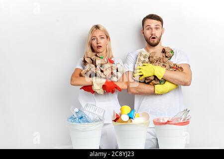 uomo e donna seri sono preoccupati per la situazione ecologica nella loro città, primo piano ritratto, studio di ripresa Foto Stock