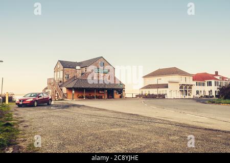 Ristorante Edgewater a Bandon, Oregon, Stati Uniti e vecchio edificio della guardia costiera. Foto Stock