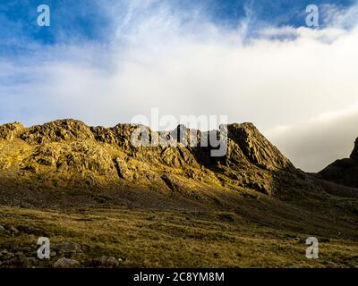 Le cime delle montagne evidenziate nel distretto di thelake vicino a Scafell Pike Foto Stock