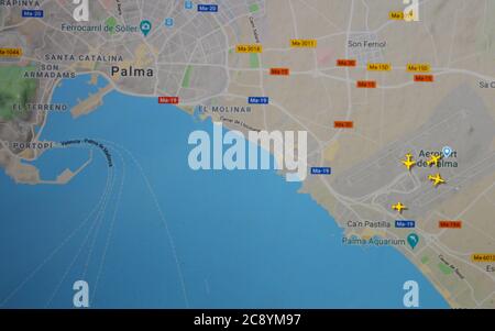 Traffico aereo su Palma, isola di Maiorca, Spagna (27 luglio 2020, UTC 11.21) su Internet con il sito Flightradar 24, durante il Coronavirus Pandemic Foto Stock