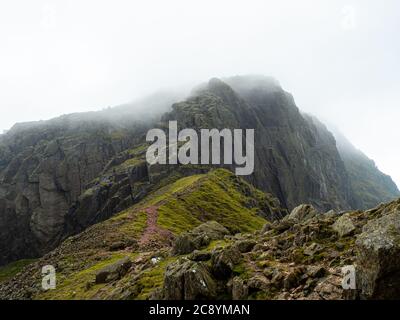 Rocce perse nelle nuvole vicino alla cima dello Scafell Pike Foto Stock