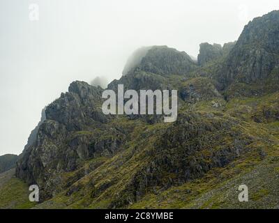 Rocce perse nelle nuvole vicino alla cima dello Scafell Pike Foto Stock