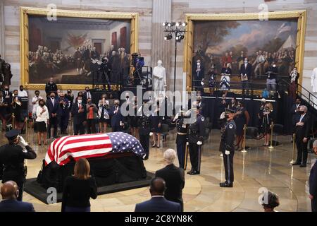 Washington, Stati Uniti. 27 luglio 2020. Il grabbo del congressista John Lewis, D-GA., si trova nella Rotunda del Campidoglio degli Stati Uniti a Washington, DC, lunedì 27 luglio 2020. Foto di Shawn Thew/UPI Credit: UPI/Alamy Live News Foto Stock