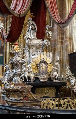 PRAGA - 10 MARZO 2020: Lapide d'argento di San Giovanni di Nepomuk Boemo nella Cattedrale di San Vito Foto Stock