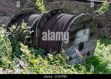 Vecchie bobine di cavo abbandonate nell'isola di Lonna dell'arcipelago di Helsinki, Finlandia Foto Stock