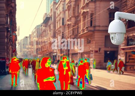 CCTV. Folle di persone che camminano lungo la strada. Filtro della termocamera. Concetto di moderne tecnologie di videosorveglianza. Foto Stock