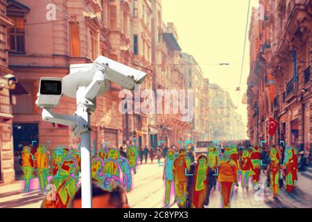 CCTV. Folle di persone che camminano lungo la strada. Filtro della termocamera. Concetto di moderne tecnologie di videosorveglianza e sicuro. Foto Stock