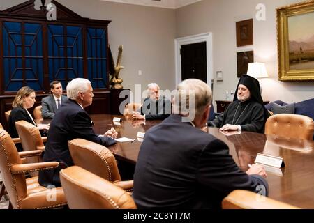 Washington, Stati Uniti d'America. 27 luglio 2020. Il Vice Presidente Mike Pence incontra l'Arcivescovo Elpidophoros dell'Arcidiocesi Greco-Ortodossa d'America giovedì 23 luglio 2020 nella Sala Roosevelt della Casa Bianca. Persone: Vice Presidente Mike Credit: Storms Media Group/Alamy Live News Foto Stock