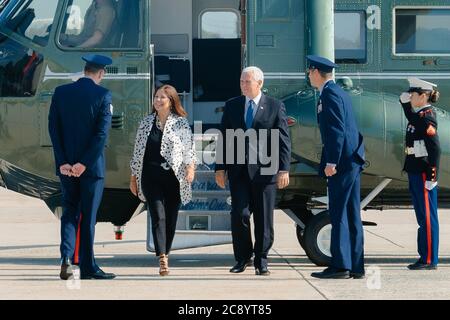 Washington, Stati Uniti d'America. 21 luglio 2020. Il Vice Presidente Mike Pence e la seconda Signora Karen Pence sono accolti dal Coll. Neil Senkowski e dalla United States Air Force Tech. SGT. Christopher Spear come sono scortati da Marine Two a Air Force Two a Joint base Andrews, Md Martedì, 21 luglio 2020, in rotta per la Carolina del Sud. Persone: Vice Presidente Mike Pence e Second Lady Karen Pence Credit: Storms Media Group/Alamy Live News Foto Stock