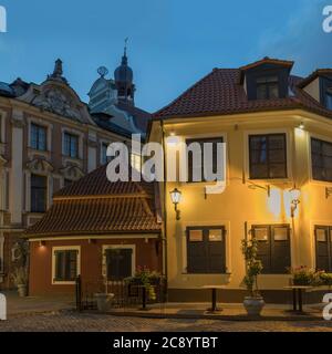 Strada stretta illuminati della città vecchia di notte, Riga, Lettonia Foto Stock