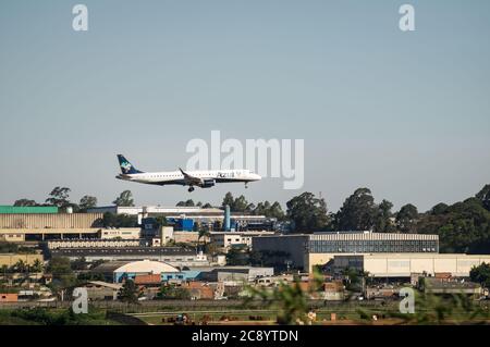 Azul Airlines Embraer 190/195 (Reg. PR-AXY - tipo 195AR) in breve finale, pochi istanti prima di atterrare sulla pista 27R di Sao Paulo/Guarulhos Intl. Aeroporto. Foto Stock