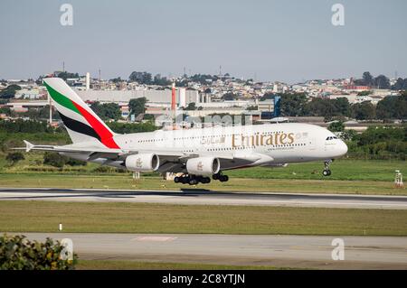 Emirates Airlines Airbus A380-800 (velivoli a fusoliera larga - Reg. A6-EUT) poco prima di toccare la pista 27R dell'aeroporto internazionale di San Paolo/Guarulhos. Foto Stock