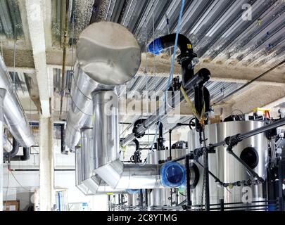 Installazione di tubazioni in acciaio inox nel sistema HVAC di un moderno ospedale. Foto Stock