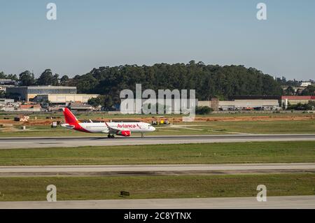 Vista laterale dell'Airbus A320-200 di Avianca (PR-OCW) durante la corsa di decollo sulla pista 27R dell'Aeroporto Internazionale di Sao Paulo/Guarulhos. Foto Stock