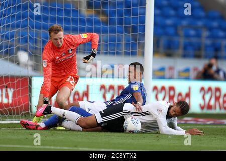 Il portiere di Fulham Marek Rodak e Michael Hector di Fulham si uniscono per fermare e cancellare una possibilità di goal da Robert Glatzel della città di Cardiff. EFL Skybet Championship gioca semifinale, 1° incontro di tappa, Cardiff City contro Fulham al Cardiff City Stadium di Cardiff lunedì 27 luglio 2020. Questa immagine può essere utilizzata solo per scopi editoriali. Solo per uso editoriale, licenza richiesta per uso commerciale. Non si può usare nelle scommesse, nei giochi o nelle pubblicazioni di un singolo club/campionato/giocatore. pic di Andrew Orchard/Andrew Orchard sport photography/Alamy Live news Foto Stock