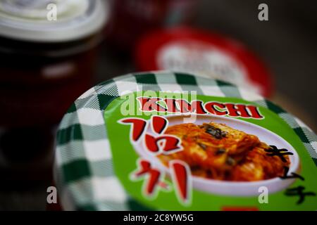 Viersen, Germania - 9 luglio. 2020: Primo piano di lattina isolata con i tradizionali kimchi di verdure fermentate coreane Foto Stock