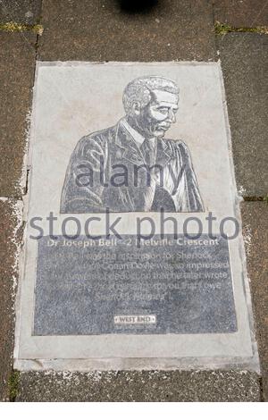 Dr Joseph Bell targa sulla strada al 2 Melville Crescent, era conosciuto come l'ispirazione per Arthur Conan Doyle Sherlock Holmes, Edimburgo Foto Stock