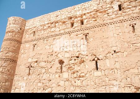 L'esterno del castello desertico orientale di Qasr al-Kharanah vicino alla città di Azraq oasi, nella regione Badia del regno hashemita di Giordania. Foto Stock