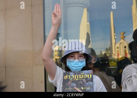 I dimostranti usano le mani per mostrare simboli democratici. In un rally di fronte al monumento della democrazia. A Bangkok, Thailandia. 27 luglio 2020. (Foto di Teera Noisakran/Pacific Press) Credit: Pacific Press Media Production Corp./Alamy Live News Foto Stock