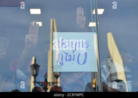 I dimostranti usano le mani per mostrare simboli democratici. In un rally di fronte al monumento della democrazia. A Bangkok, Thailandia. 27 luglio 2020. (Foto di Teera Noisakran/Pacific Press) Credit: Pacific Press Media Production Corp./Alamy Live News Foto Stock