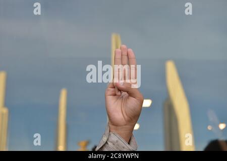 I dimostranti usano le mani per mostrare simboli democratici. In un rally di fronte al monumento della democrazia. A Bangkok, Thailandia. 27 luglio 2020. (Foto di Teera Noisakran/Pacific Press) Credit: Pacific Press Media Production Corp./Alamy Live News Foto Stock