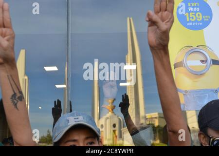 I dimostranti usano le mani per mostrare simboli democratici. In un rally di fronte al monumento della democrazia. A Bangkok, Thailandia. 27 luglio 2020. (Foto di Teera Noisakran/Pacific Press) Credit: Pacific Press Media Production Corp./Alamy Live News Foto Stock