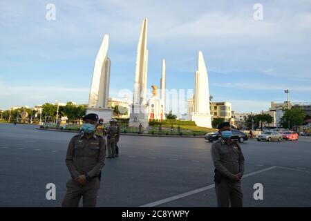 Bangkok, Thailandia. 27 luglio 2020. La polizia ha mantenuto l'ordine. I manifestanti espellono il primo ministro Prayut Chan-o-cha al monumento della democrazia. (Foto di Teera Noisakran/Pacific Press) Credit: Pacific Press Media Production Corp./Alamy Live News Foto Stock