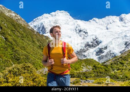 Uomo escursionistico in Nuova Zelanda montagne sul Monte Cook sentiero con cime innevate montagna. Escursionista felice camminare in paesaggio naturale Foto Stock