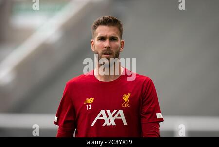 Newcastle, Regno Unito. 26 luglio 2020. Il portiere Adrian di Liverpool pre match durante la partita della Premier League tra gli stadi di calcio Newcastle United e Liverpool rimane vuoto a causa della pandemia di Covid-19, in quanto le leggi governative sulla distanza sociale vietano ai tifosi all'interno dei locali, il che comporta la partita a porte chiuse fino a nuovo avviso presso St. James's. Park, Newcastle, Inghilterra, il 26 luglio 2020. Foto di Andy Rowland. Credit: Prime Media Images/Alamy Live News Foto Stock