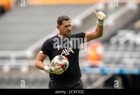 Newcastle, Regno Unito. 26 luglio 2020. Liverpool First Team Goalkeeping Coach John Achterberg durante la partita della Premier League tra Newcastle United e Liverpool Football Stadium intorno rimangono vuoti a causa della Covid-19 Pandemic come le leggi governative di distanza sociale proibiscono i tifosi all'interno dei luoghi, con la conseguenza che tutti gli incontri vengono giocati a porte chiuse fino a ulteriore avviso a St James's Park, Newcastle, Inghilterra, il 26 luglio 2020. Foto di Andy Rowland. Credit: Prime Media Images/Alamy Live News Foto Stock