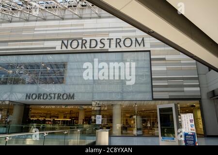 Un punto vendita al dettaglio Nordstrom all'interno del CF Rideau Center nel centro di Ottawa, Ontario, Canada. Foto Stock