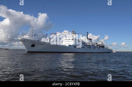 L'ammiraglio russo Vladimirsky, un'imbarcazione di ricerca oceanografica, partecipa a una parata militare in occasione della Giornata annuale della Marina russa sul fiume Neva e del porto di Kronstadt, il 26 luglio 2020 a San Pietroburgo, Russia. Foto Stock