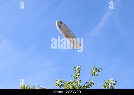 Bregenz, / Austria - 09 2019 agosto: Zeppelin NT sorvola Bregenz in Austria al lago di Costanza Foto Stock