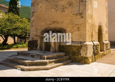 Un altare storico in pietra accanto al campanile della chiesa parrocchiale di San Vito nel villaggio di Podnanos, Valle di Vipava, comune di Vipava, Primorska, Slovenia Foto Stock