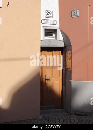 Bregenz, / Austria - 09 2019 agosto: Ingresso all'edificio più stretto d'Europa, situato nel centro storico di Bregenz Foto Stock