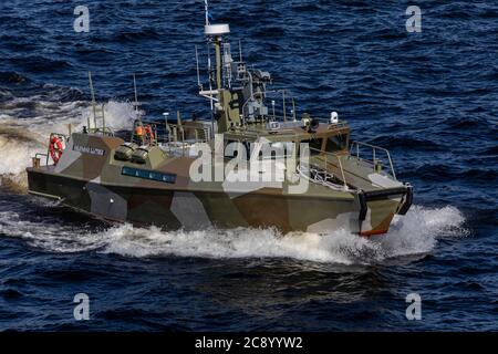 San Pietroburgo, Russia - 24 luglio 2020 la nave di pattuglia militare P-280 'Yunarmeets Baltiki' (progetto di classe Raptor) si snoda lungo le acque del fiume Neva il giorno della Marina, in Russia Foto Stock