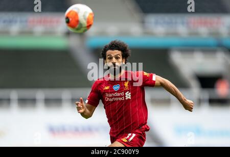 Newcastle, Regno Unito. 26 luglio 2020. Mohamed Salah di Liverpool durante la partita della Premier League tra Newcastle United e Liverpool Football Stadium intorno rimangono vuoti a causa della Pandemic Covid-19, in quanto le leggi governative in materia di allontanamento sociale vietano ai tifosi all'interno di luoghi che danno luogo a tutte le partite che si svolgono a porte chiuse fino a nuovo avviso al St. James's Park, Newcastle, Inghilterra il 26 luglio 2020. Foto di Andy Rowland. Credit: Prime Media Images/Alamy Live News Foto Stock