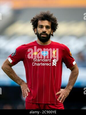 Newcastle, Regno Unito. 26 luglio 2020. Mohamed Salah di Liverpool durante la partita della Premier League tra Newcastle United e Liverpool Football Stadium intorno rimangono vuoti a causa della Pandemic Covid-19, in quanto le leggi governative in materia di allontanamento sociale vietano ai tifosi all'interno di luoghi che danno luogo a tutte le partite che si svolgono a porte chiuse fino a nuovo avviso al St. James's Park, Newcastle, Inghilterra il 26 luglio 2020. Foto di Andy Rowland. Credit: Prime Media Images/Alamy Live News Foto Stock