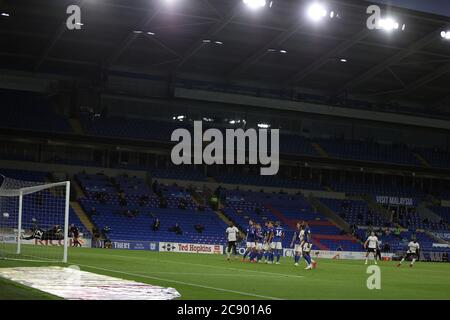 Neeskens Kebano di Fulham (a destra) batte il portiere della città di Cardiff Alex Smithies mentre segna il 2° goal delle sue squadre da un calcio libero. EFL Skybet Championship gioca semifinale, 1° incontro di tappa, Cardiff City contro Fulham al Cardiff City Stadium di Cardiff lunedì 27 luglio 2020. Questa immagine può essere utilizzata solo per scopi editoriali. Solo per uso editoriale, licenza richiesta per uso commerciale. Non si può usare nelle scommesse, nei giochi o nelle pubblicazioni di un singolo club/campionato/giocatore. pic di Andrew Orchard/Andrew Orchard sport photography/Alamy Live news Foto Stock