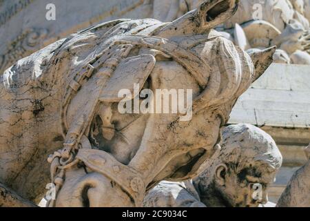 Lisbona Portogallo 27 luglio 2020 Chioseup del monumento e la statua situata presso il marchese di Piazza Pombal, un'importante rotonda nella città di Foto Stock