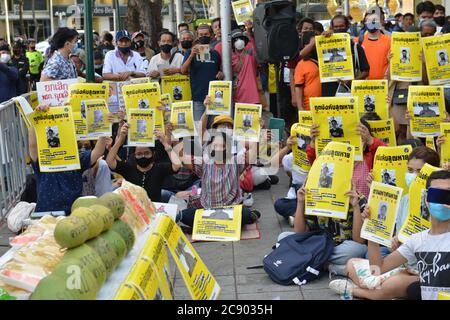 Bangkok, Thailandia. 27 luglio 2020. Thailandia, Bangkok: 27 luglio 2020, manifestanti mostrano misteriosi manifesti attivisti politici di fronte a McDonald's. Monumento alla democrazia. (Foto di Teera Noisakran/Pacific Press/Sipa USA) Credit: Sipa USA/Alamy Live News Foto Stock