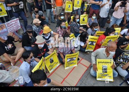 Bangkok, Thailandia. 27 luglio 2020. Thailandia, Bangkok: 27 luglio 2020, manifestanti mostrano misteriosi manifesti attivisti politici di fronte a McDonald's. Monumento alla democrazia. (Foto di Teera Noisakran/Pacific Press/Sipa USA) Credit: Sipa USA/Alamy Live News Foto Stock