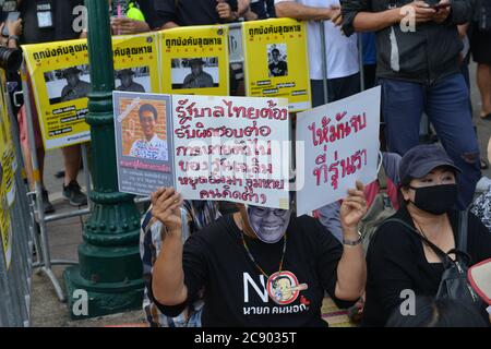 Bangkok, Thailandia. 27 luglio 2020. Thailandia, Bangkok: 27 luglio 2020, manifestanti mostrano misteriosi manifesti attivisti politici di fronte a McDonald's. Monumento alla democrazia. (Foto di Teera Noisakran/Pacific Press/Sipa USA) Credit: Sipa USA/Alamy Live News Foto Stock