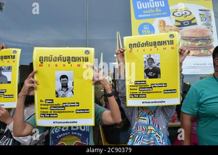 Bangkok, Thailandia. 27 luglio 2020. Thailandia, Bangkok: 27 luglio 2020, manifestanti mostrano misteriosi manifesti attivisti politici di fronte a McDonald's. Monumento alla democrazia. (Foto di Teera Noisakran/Pacific Press/Sipa USA) Credit: Sipa USA/Alamy Live News Foto Stock