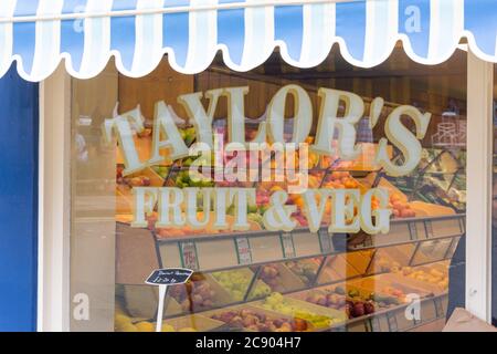 Vetrina del negozio Taylor's Fruit & Veg, Market Place, Pickering, North Yorkshire, Inghilterra, Regno Unito Foto Stock