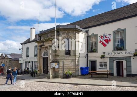 The Town Hall Hotel & Council Building, Market Place, Richmond, North Yorkshire, Inghilterra, Regno Unito Foto Stock
