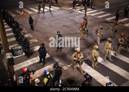 Portland, OREGON, Stati Uniti. 27 luglio 2020. Ufficiali federali formano una linea di polizia a 3rd Avenue e Salmon Street dopo aver disperso una protesta contro l'ingiustizia razziale e la brutalità della polizia di fronte al Mark O. Hatfield U.S. Courthouse a Portland, Ore., il lunedì 27 luglio 2020. Credit: Nathan Howard/ZUMA Wire/Alamy Live News Foto Stock