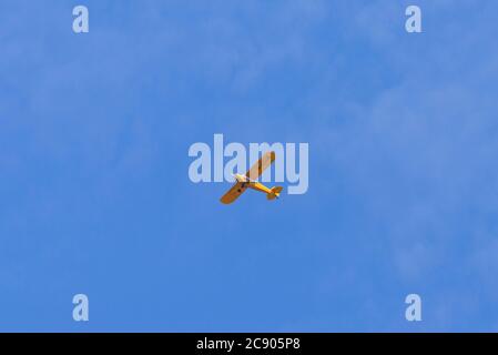 Aereo d'epoca che vola in alto nel cielo blu sopra l'aeroporto di Southend, Essex, Regno Unito. Piper L18C Super Cub G-LCUB del Tiger Club. Design classico L4 Foto Stock