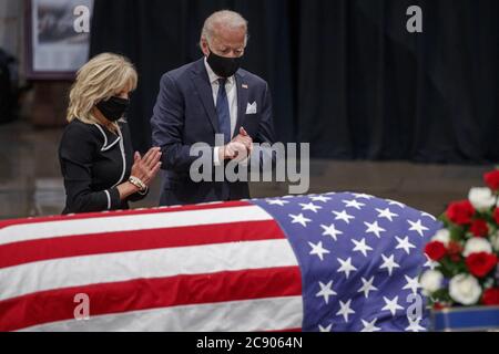 Washington, Stati Uniti. 27 luglio 2020. L'ex vice presidente e candidato democratico alla presidenza Joe Biden e Jill Biden onorano il loro rispetto al congressista americano John Lewis a seguito di un servizio commemorativo nella Rotunda del Campidoglio degli Stati Uniti a Washington, DC, lunedì 27 luglio 2020. Foto di Shawn Thew/UPI Credit: UPI/Alamy Live News Foto Stock